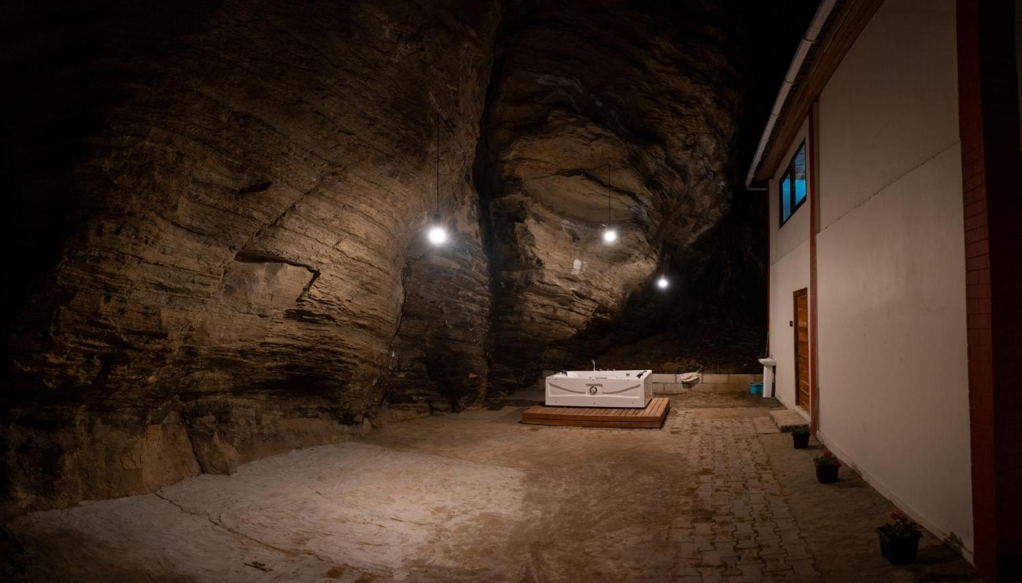 Cave Hill By Ferns Hotel Āīzawl Buitenkant foto